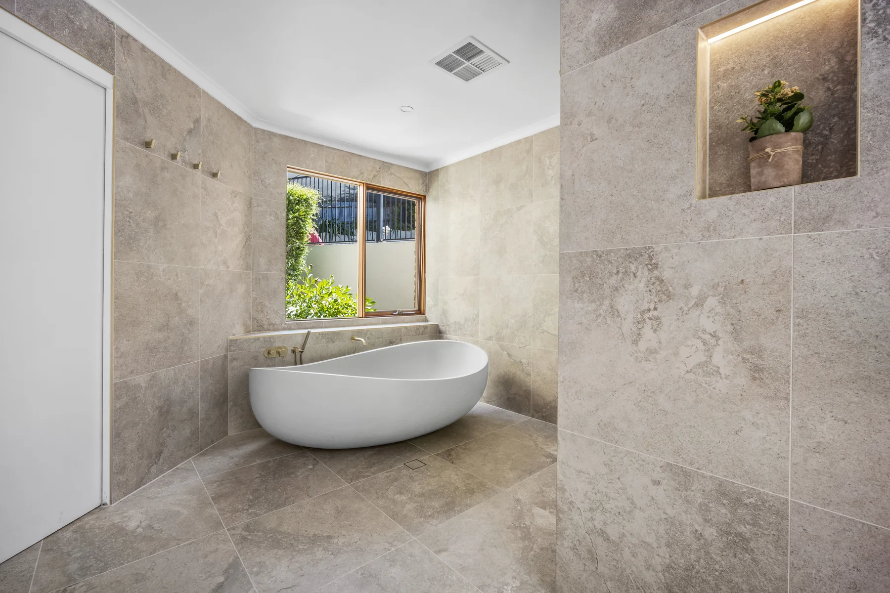 Before bathroom at Isaacs Residence