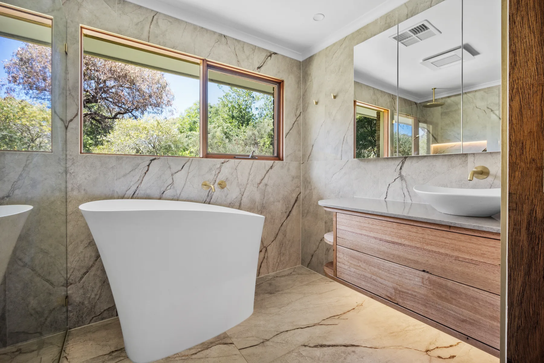 Before ensuite at Isaacs Residence
